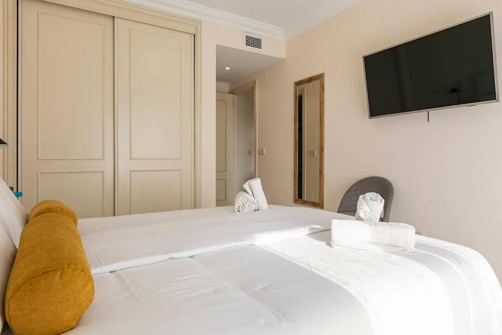 Luminous Apartment In Puerto Banus, Marbella